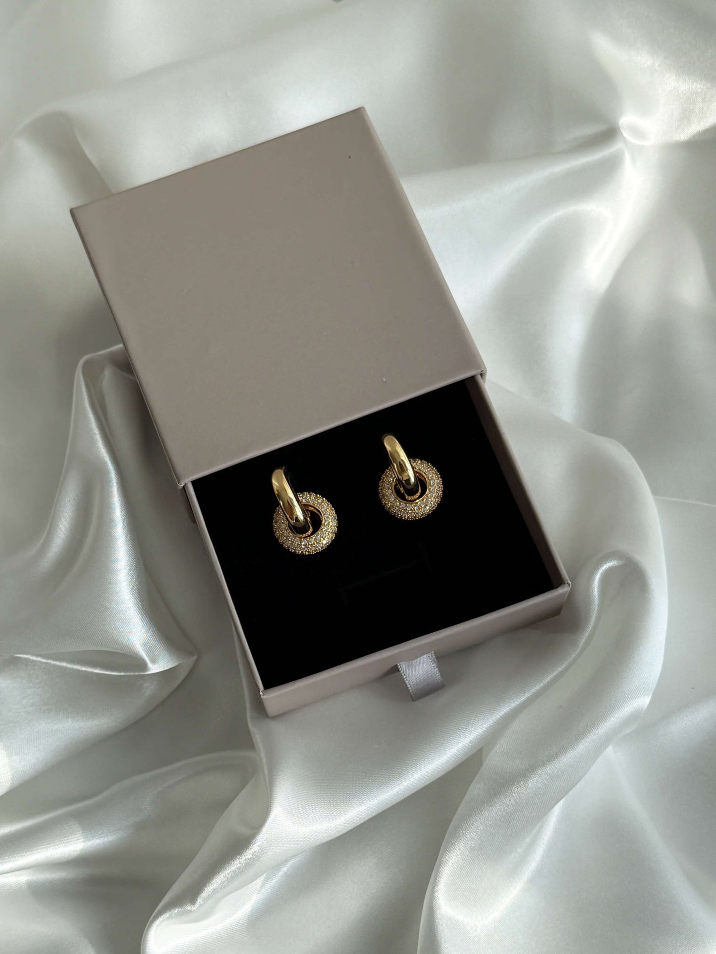 ZEYA - Lena Pavรฉ Earrings
